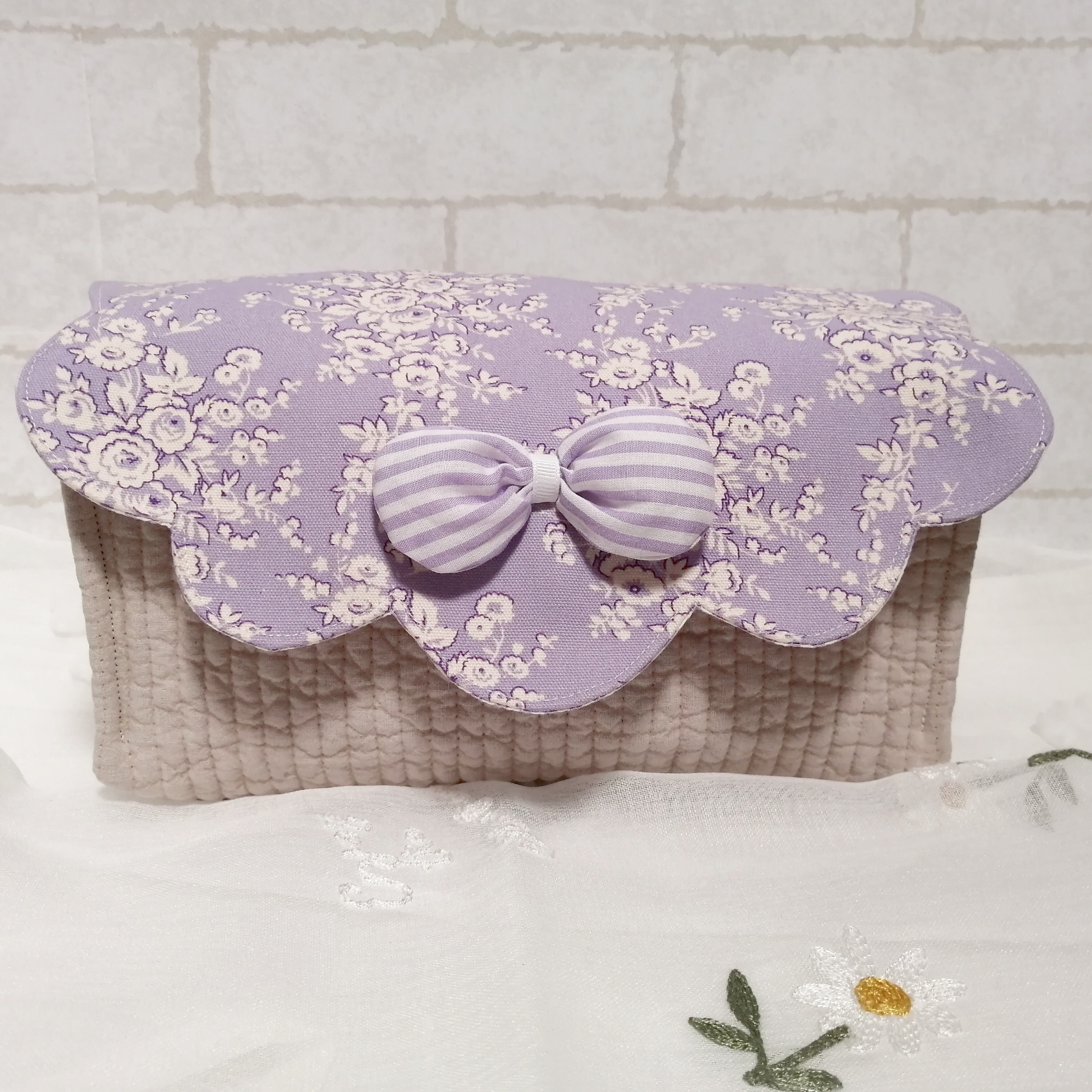 スカラップリボンの布バスケット ヌビ ライラック地に白い小花 ライラックのストライプのふわふわリボン