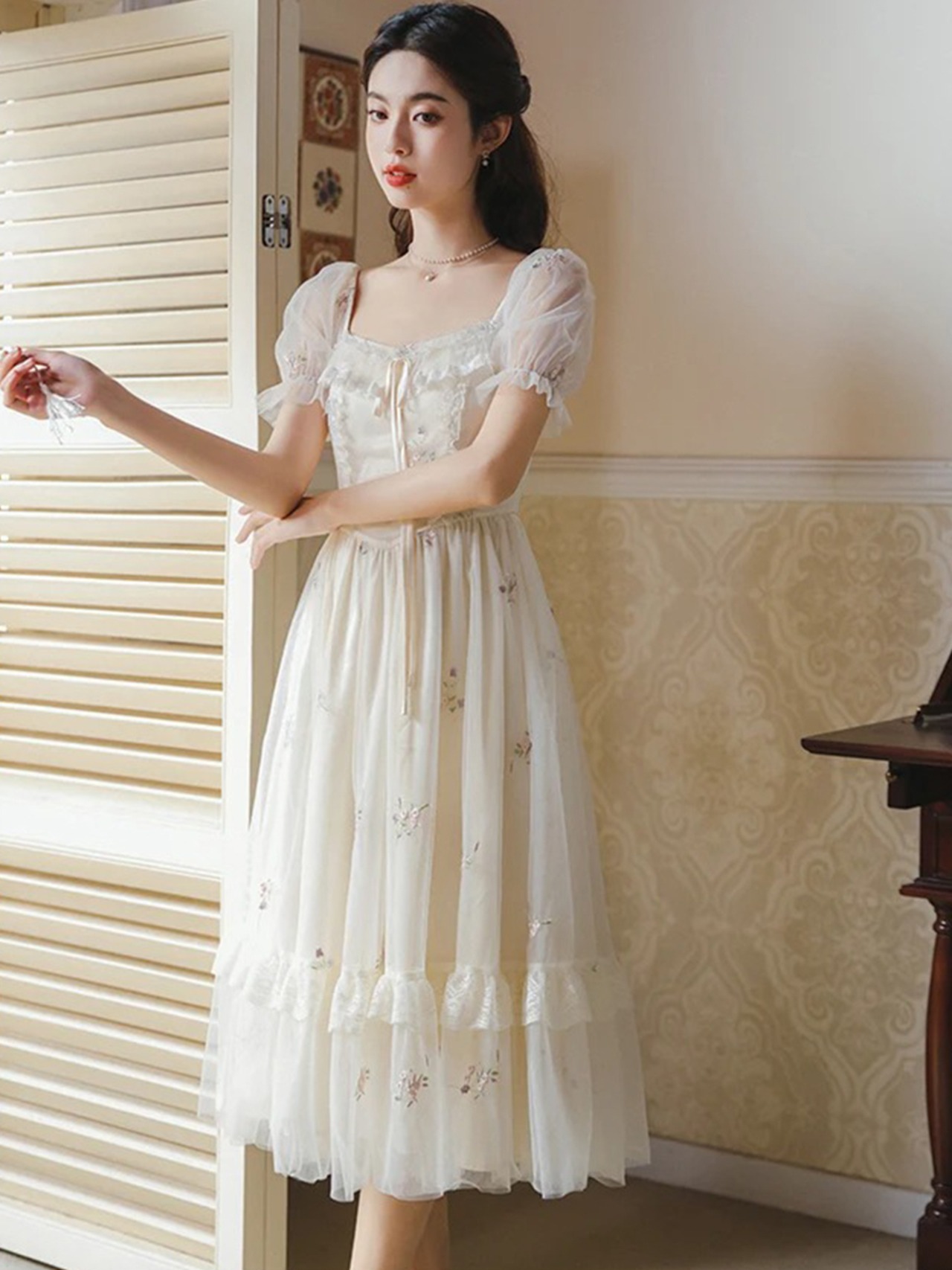 【0045】Flower Embroidery White Lace Short Sleeve Dress