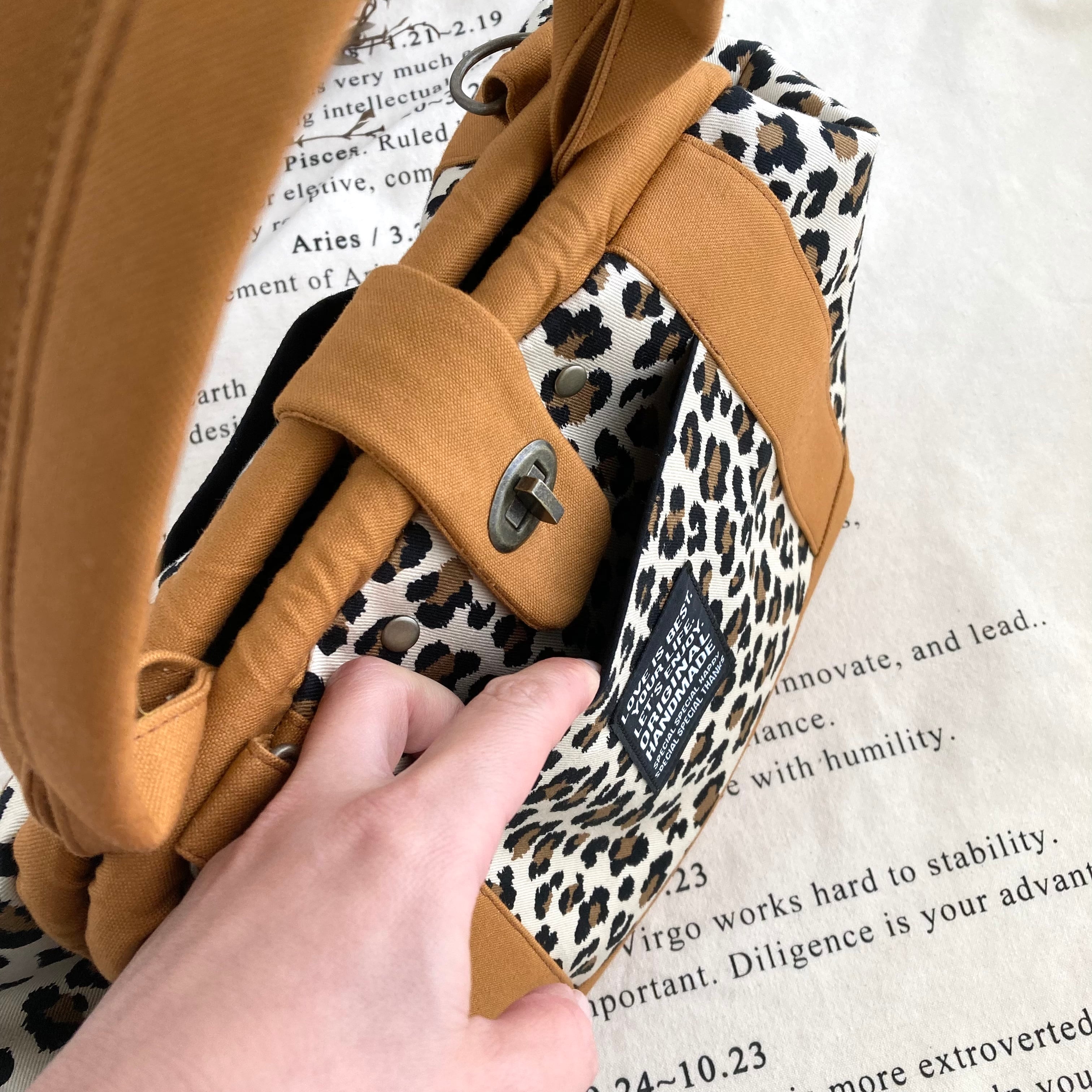 レトロパッチワークトートバッグ4点 ショルダー紐、ポーチ、ペットボトルカバー付き レトロパッチワークトートバッグ4点 ショルダー紐、ポーチ、ペット