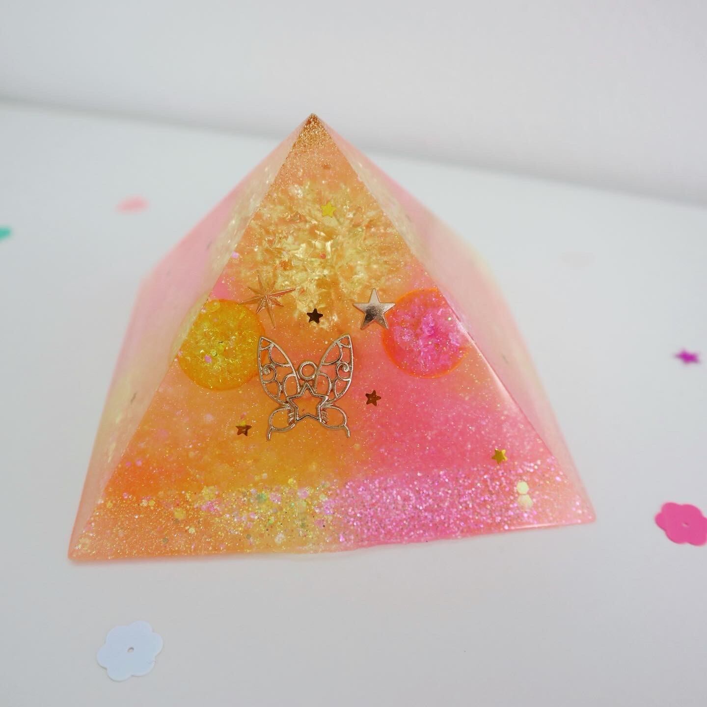 虹の光♪天からやってきた蝶々のピラミッドオルゴナイト