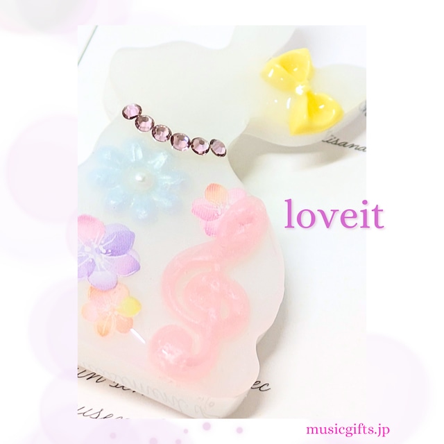 loveit　ト音記号のうさぎブローチ　