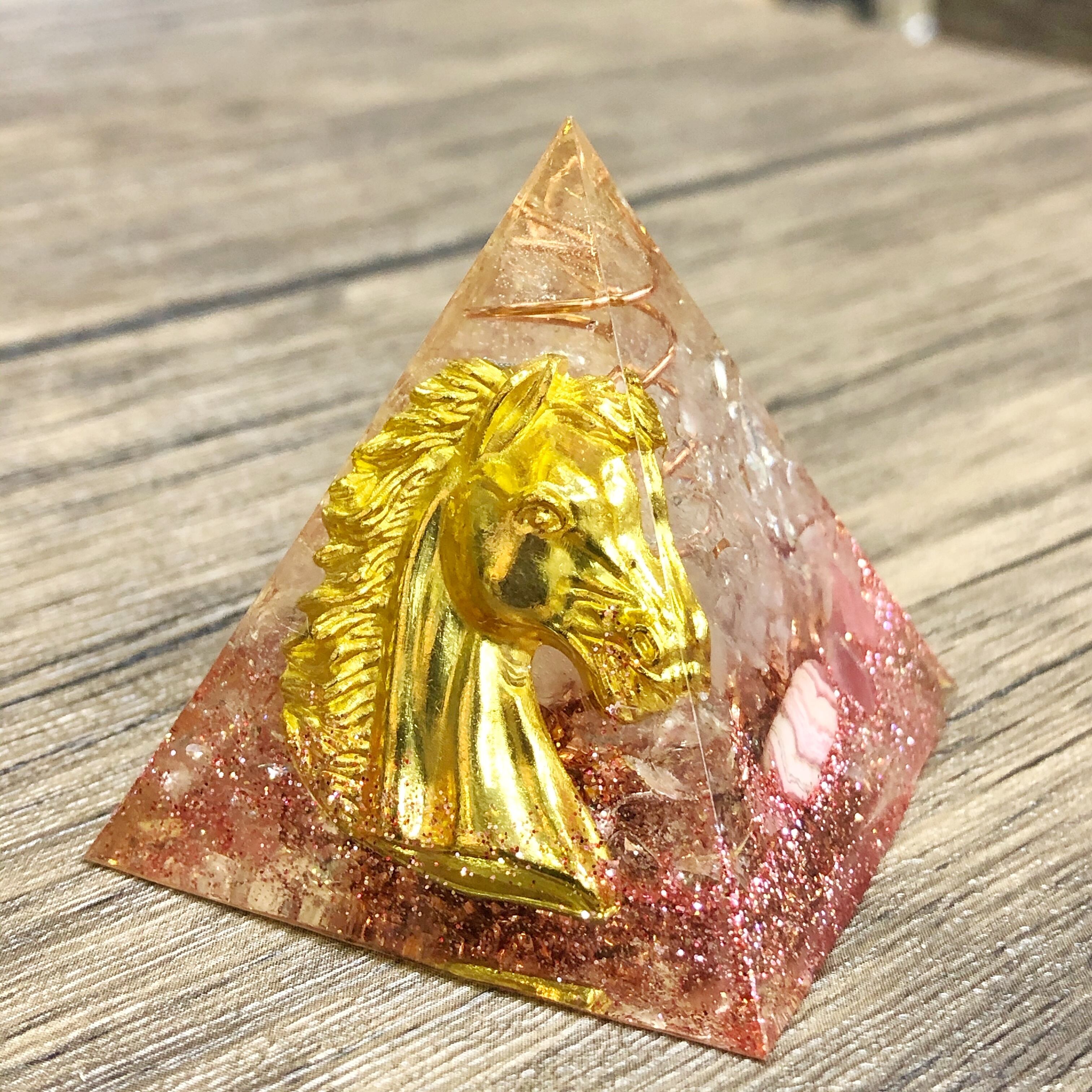 ピラミッド型オルゴナイト 馬 ローズクォーツ インカローズ クンツァイト オルゴナイト 通販 天然石雑貨屋 毘殊 Bijyu ピラミッド型オルゴナイト 馬 ローズクォーツ インカローズ クンツァイト オルゴナイト 通販 天然石雑貨屋 毘殊 Bijyu