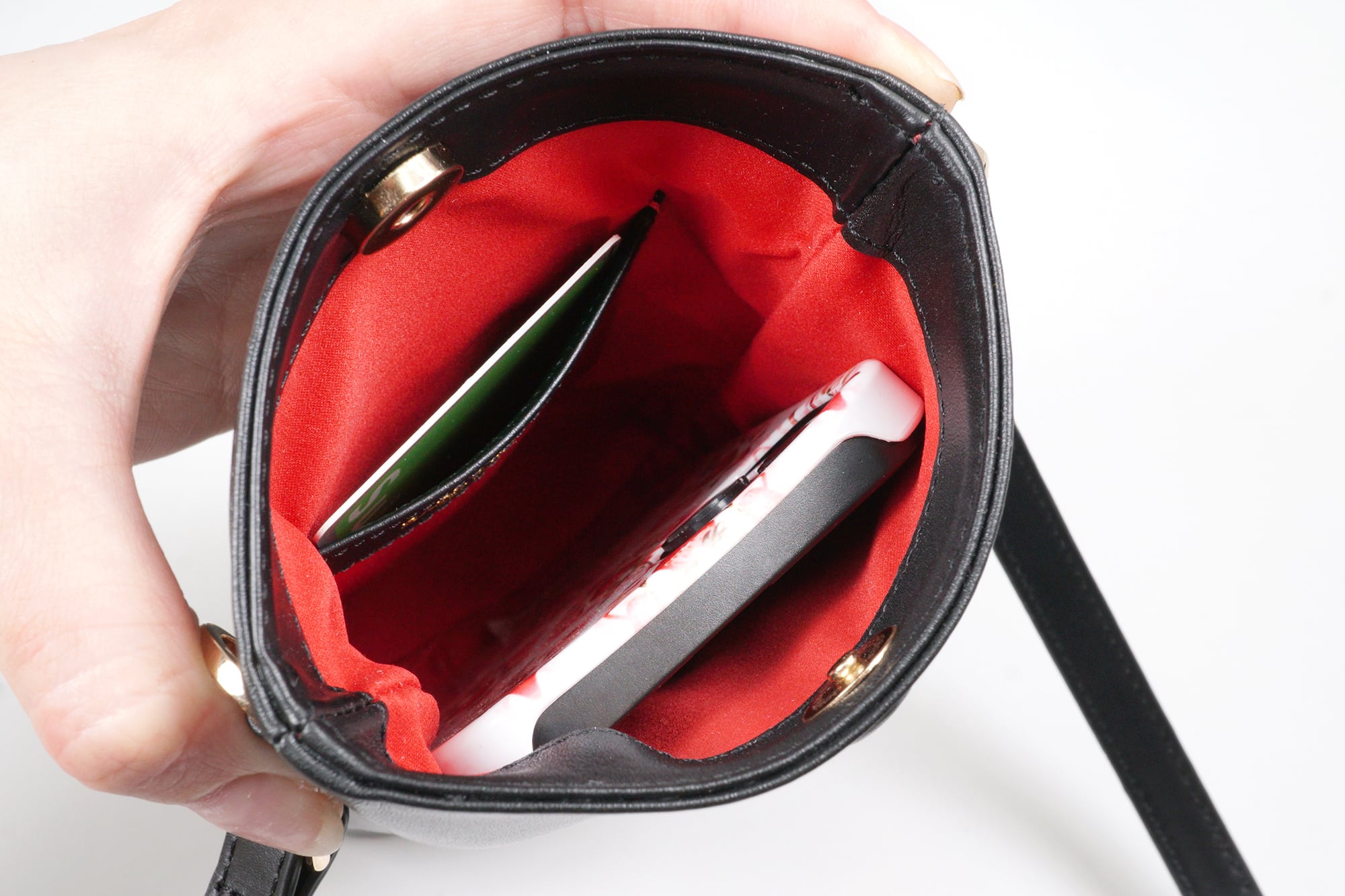 More Strawberries Collection】スマホショルダー（黒いちご／ブラック