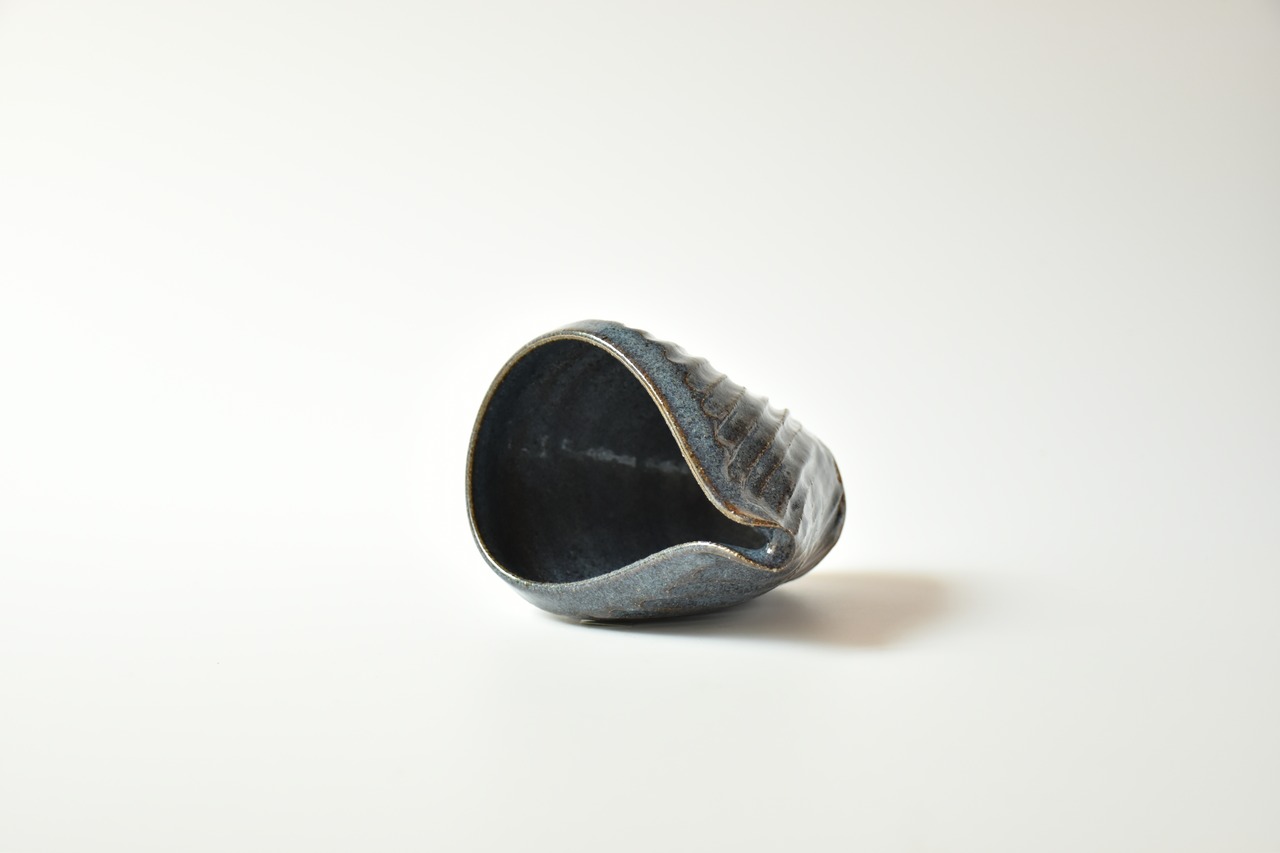 小代瑞穂窯 / 福田るい : しのぎ片口 酒器 斜めしのぎ 青