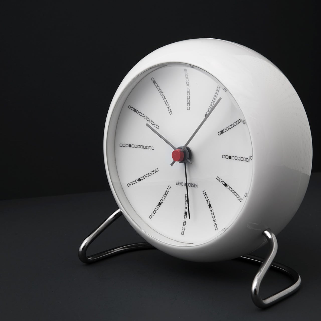 ARNE JACOBSEN テーブルクロック BANKERS ホワイト Table Clock / BANKERS / White / Φ110mm / アラーム / スヌーズ / LED
