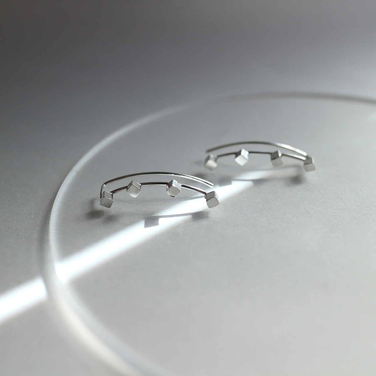 ミニキューブのイヤーカフ