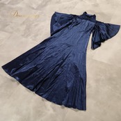 フラダンス 衣装 BLUE HEAVEN COMPANY ブルーヘヴンカンパニー ワンピース ドレス ネイビー系 紺 無地 シンプル サテン生地 光沢感 花柄 レース ハワイアン アロハ フラ ダンス レッスン 練習 ハワイアンダンス ハイネック フレアスカート 華やか かわいい おしゃれ 上品 大人っぽい