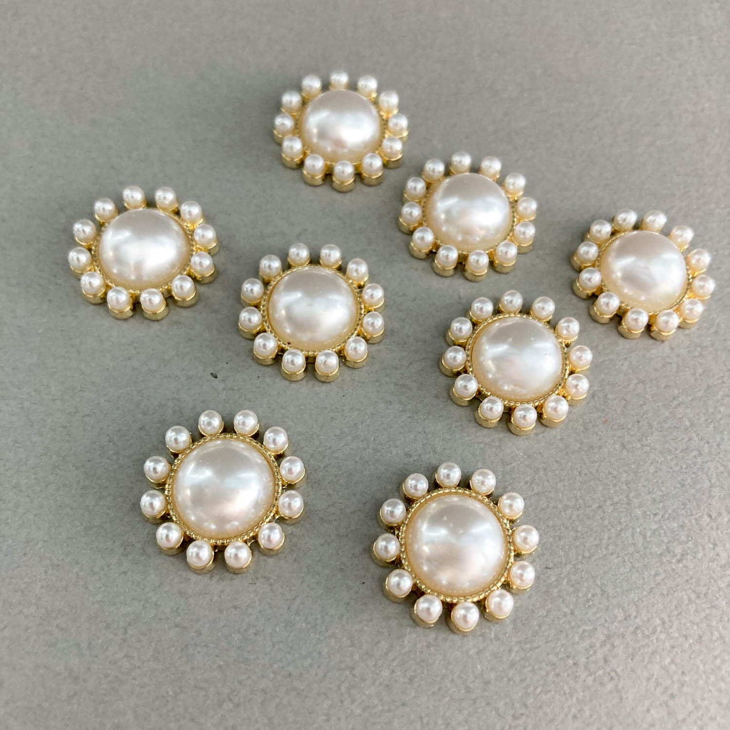 再入荷〉つぶつぶパール縁のラウンドパールお花カボション | Dua