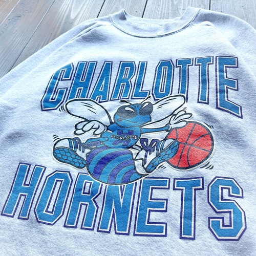 90s CHARLOTTE HORNETS print Sweat Shirt / Size X-LARGE