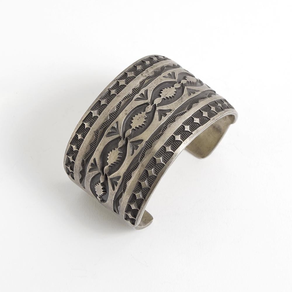 INDIAN JEWELRY インディアンジュエリー】Navajo Stampwork Widebangle