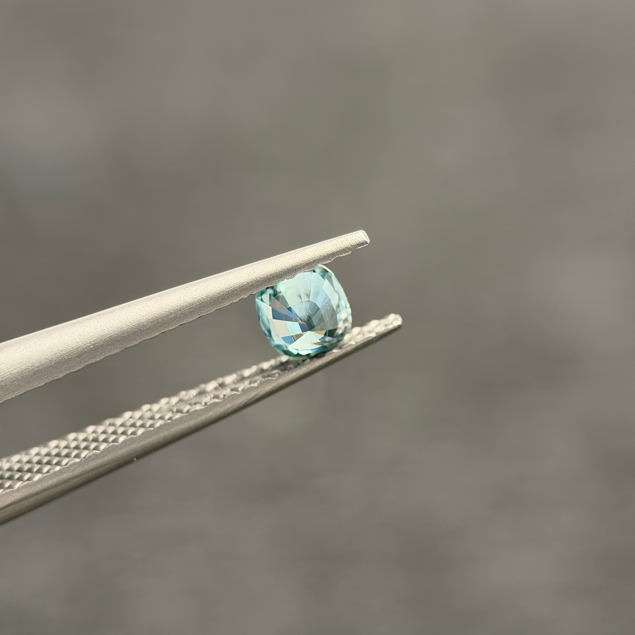 カラーチェンジジルコン 4.2x3.9mm, 0.43ct, ミャンマー産