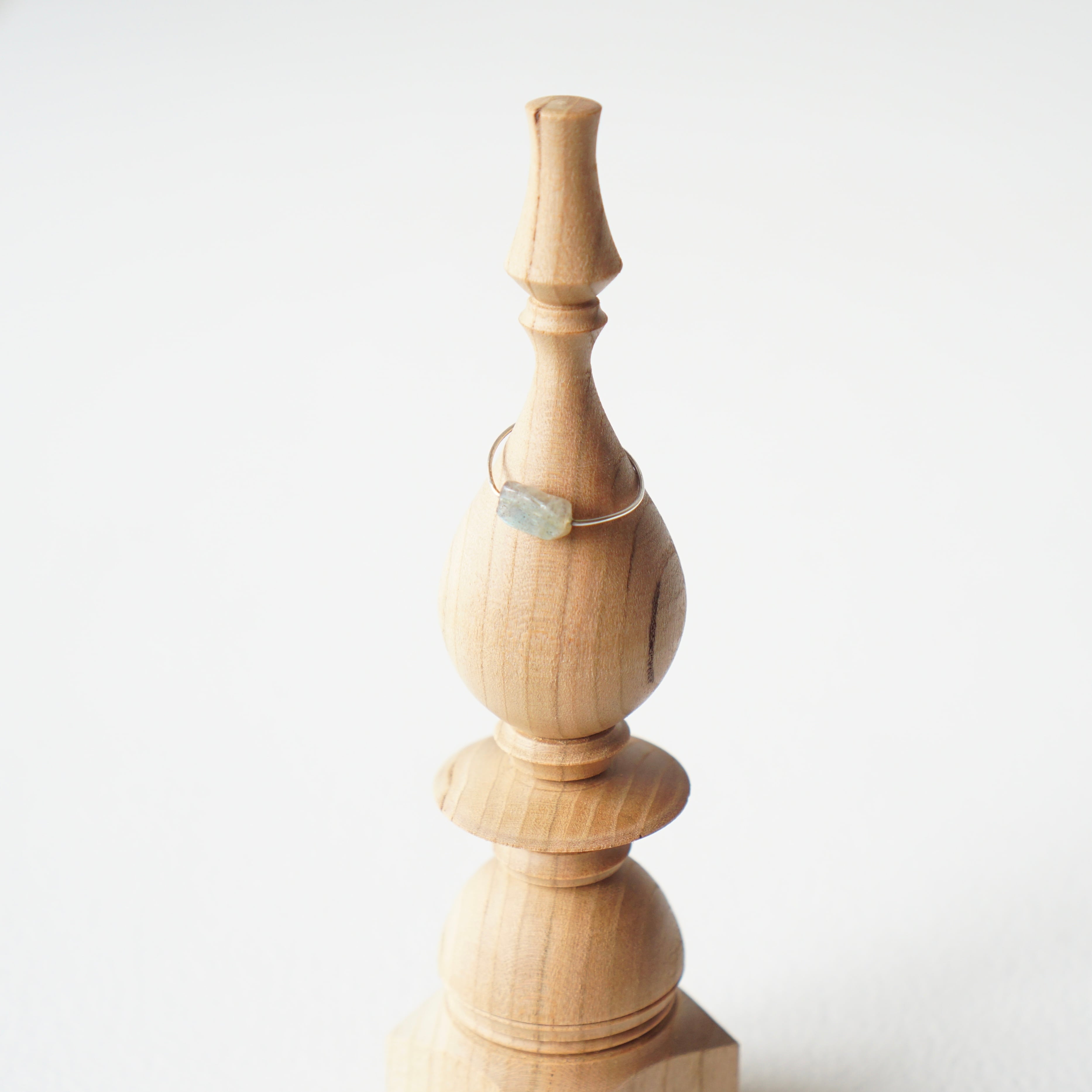 市川岳人 リングスタンド ［クルミ］ | 山の花／新町ビル