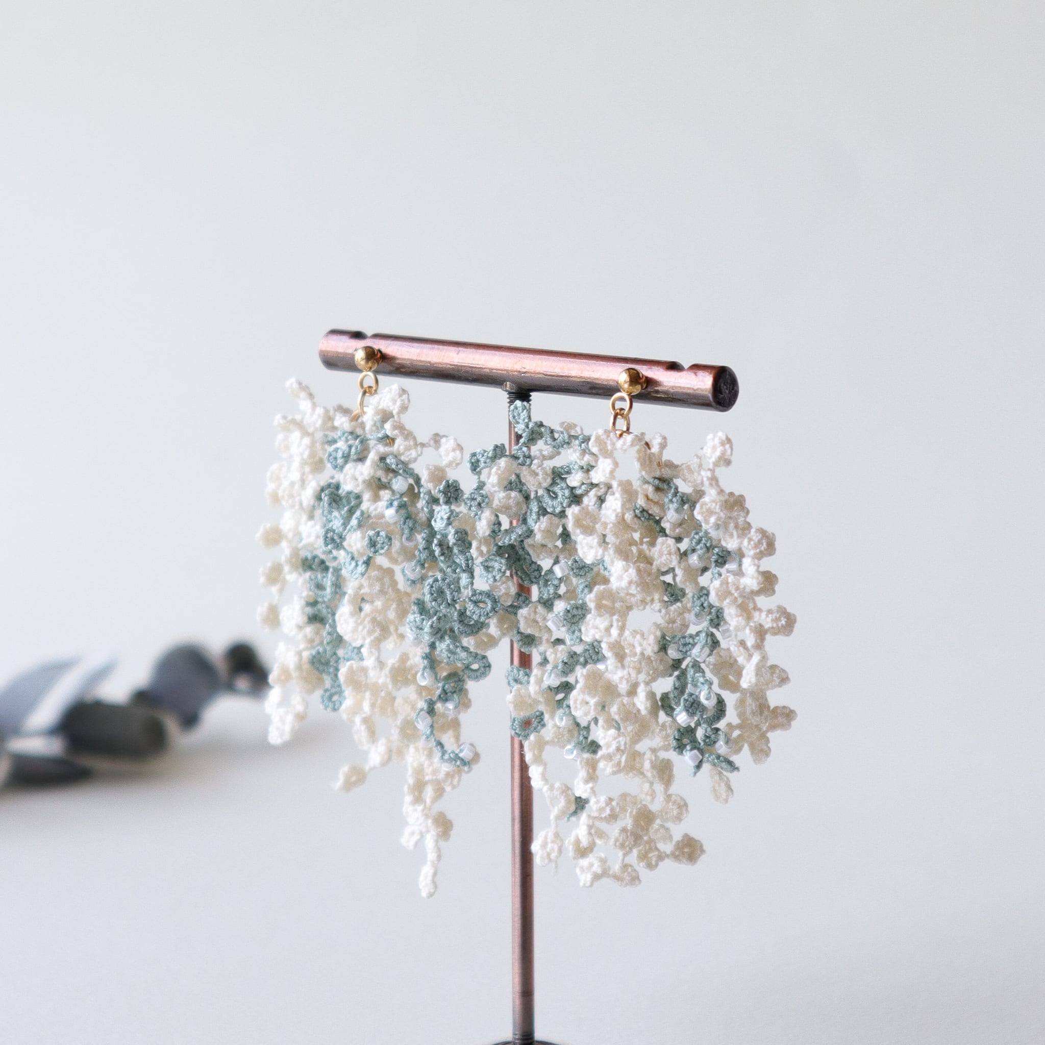 タティングレースとビーズのピアス Fluffy＜フラッフィー＞Kasumisou ※イヤリングに変更可