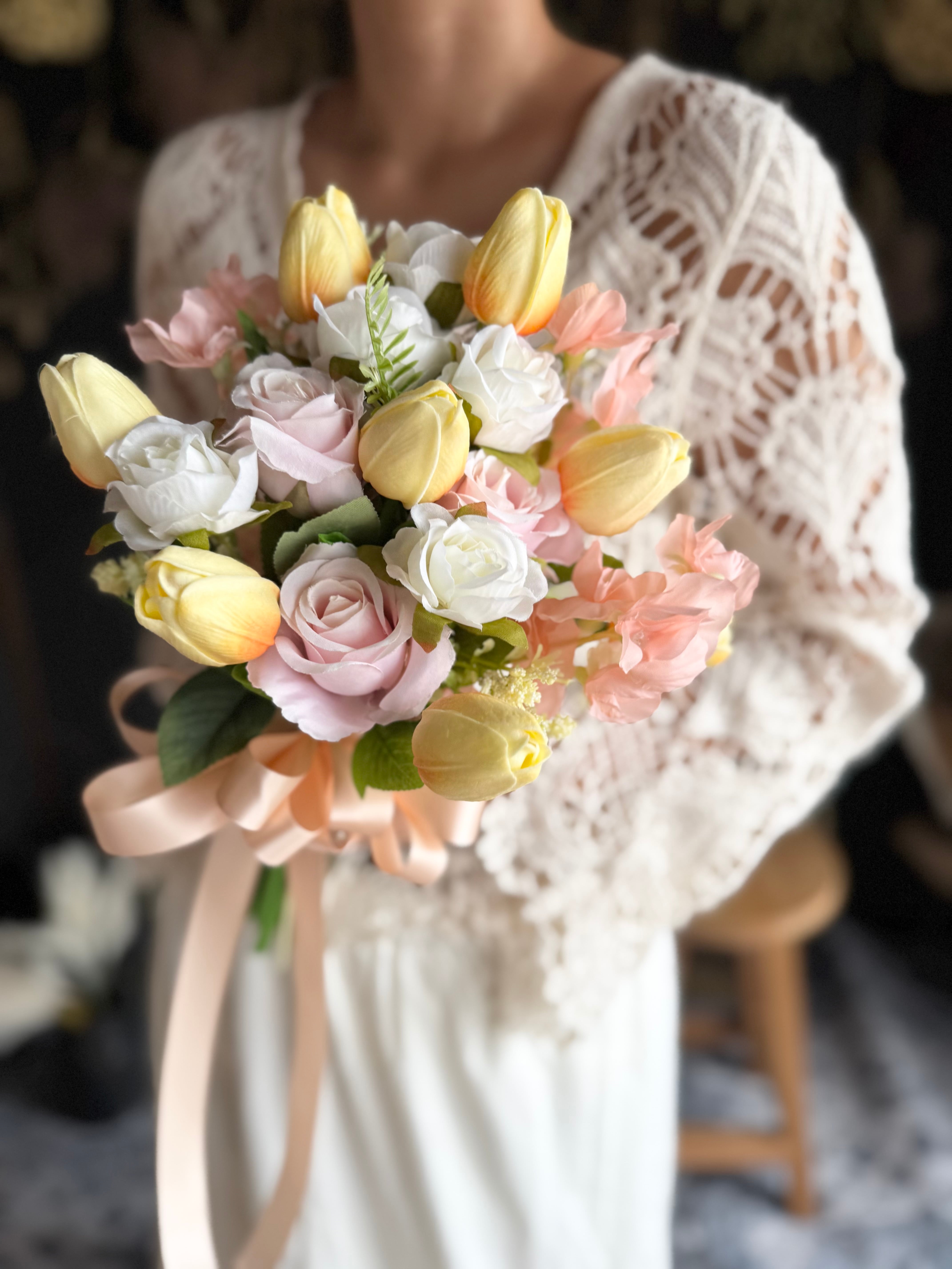 クラッチブーケ✳︎ピンクピオニーとチューリップ ホワイトカラー