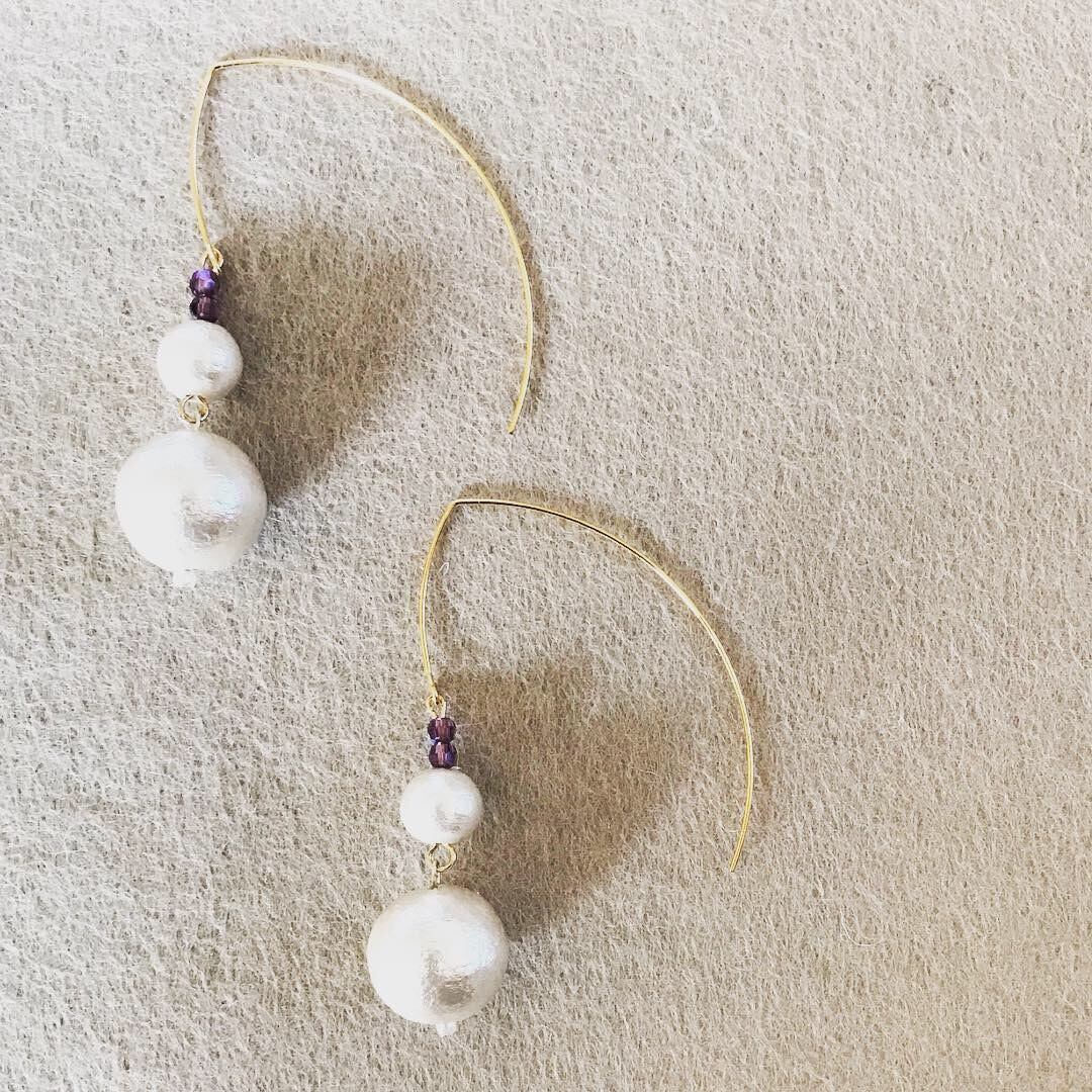 0067:コットンパールとパープルスワロフスキーの変形ピアス