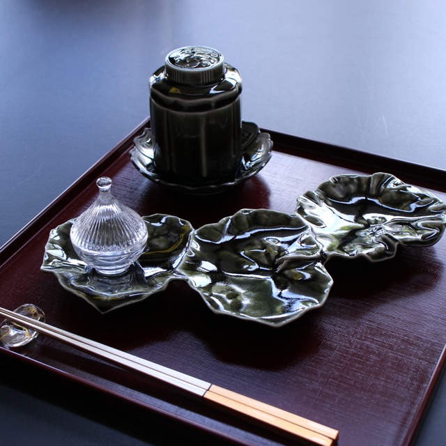 黒翡翠釉　三連ツワの葉皿