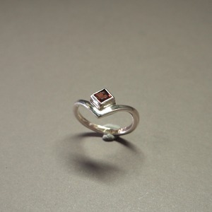スクエアー ピンキー ガーネット リング NE-SR-8