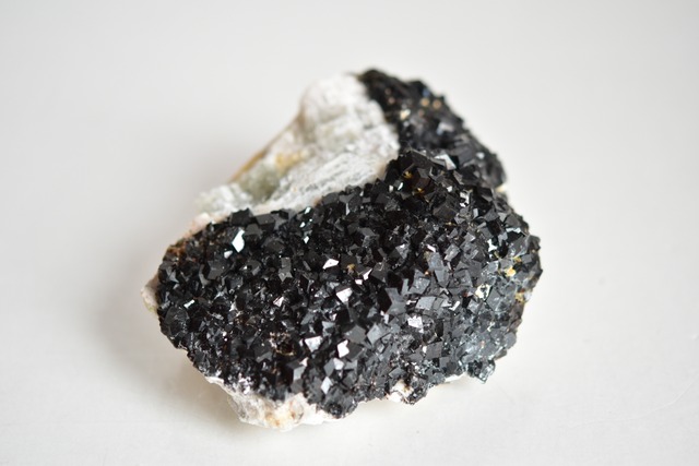 Dark Garnets on white Albite - ダークガーネット　曹長石