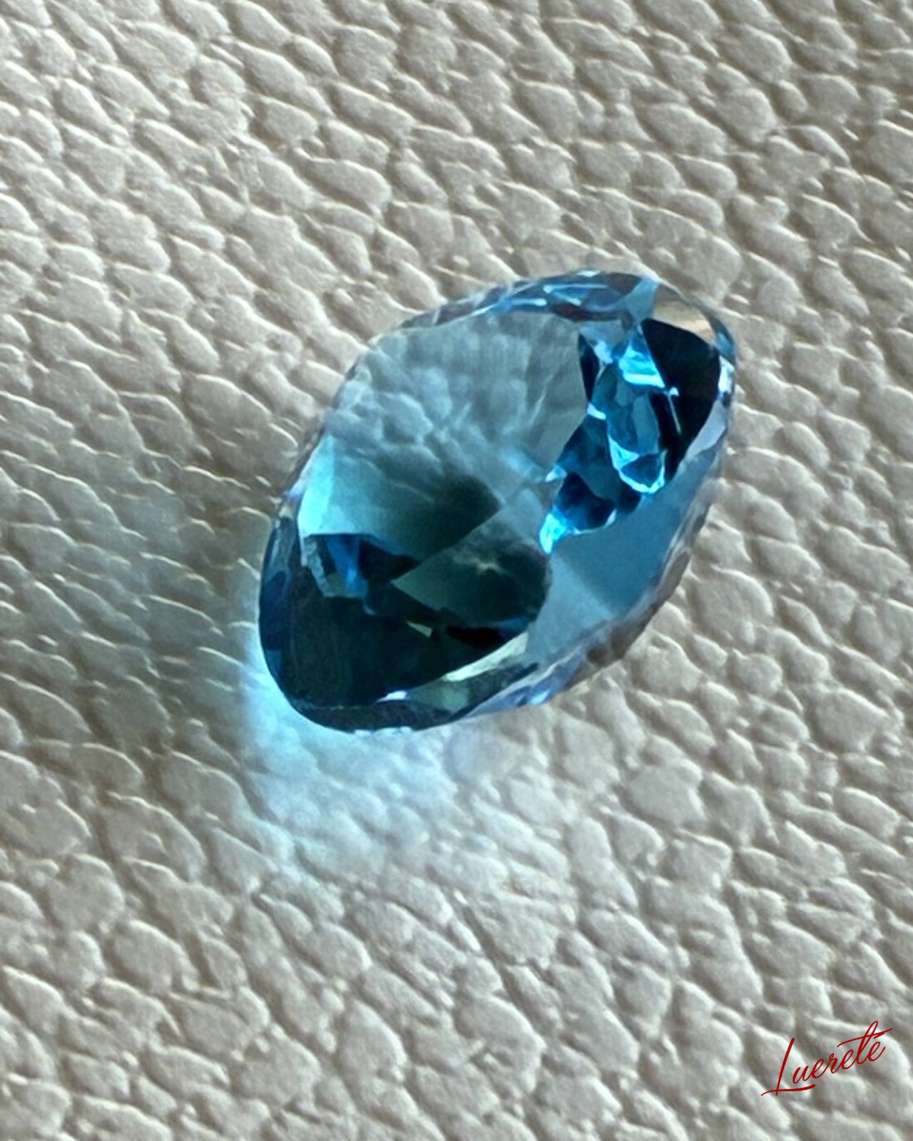 Natural Blue Topaz 3.9ct Loose Gemstone|天然ブルートパーズ 3.9ct ルース【LE-0046】