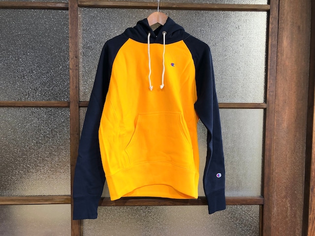 CHAMPION REVERSE WEAVE SCRIPT LOGO HOODIE (GOLD YELLOW/DARK NAVY)