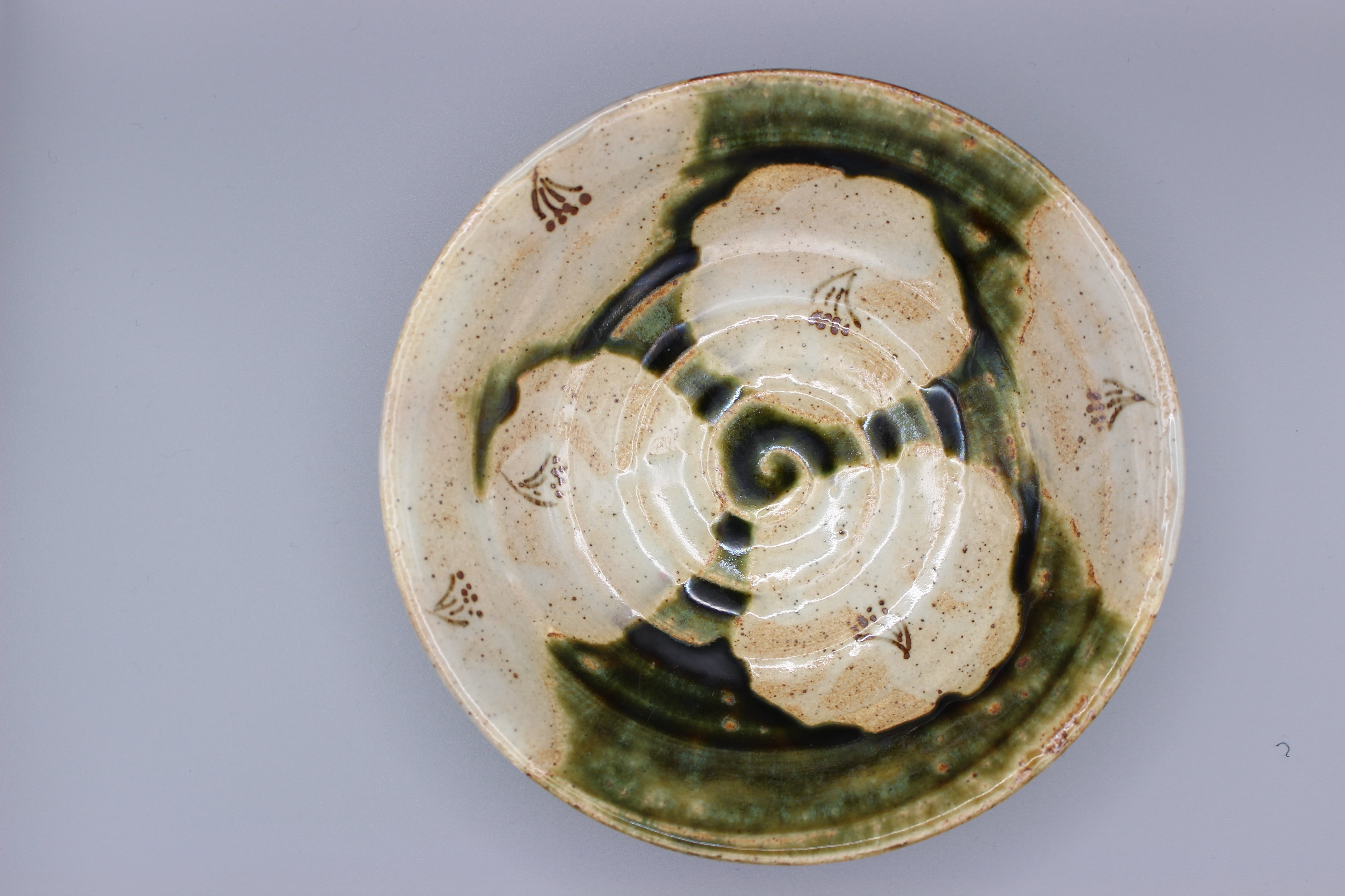 織部椿5.5寸浅鉢【中垣連次】 | うつわ四季 オンラインショップ