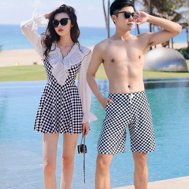 【予約販売】水着 カップル水着 2点セット ペアルック メンズ レディース ブラック チェック柄 フラワー柄 総柄 ワンピース水着 フリル 海水パンツ 海パン ペア サウナ 温泉 プール ペア水着 恋人 おそろい お揃い M/L/XL/2XL