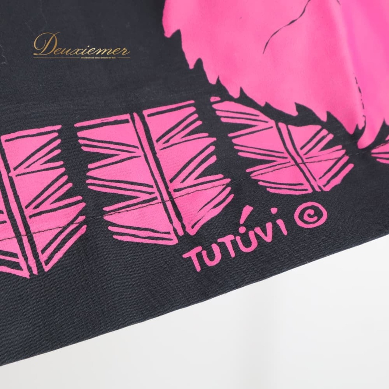 フラダンス 衣装 TUTUVI ツツビ パウスカート ブラック系 ハイビスカス柄 モンステラ柄 花柄 植物柄 ハワイアンプリント ハワイアン ハワイアンダンス アロハ フラ ダンス レッスン 練習 シングル スカート フレア ピンク系 黒 ピンク 華やか 鮮やか かわいい おしゃれ 大人っぽい