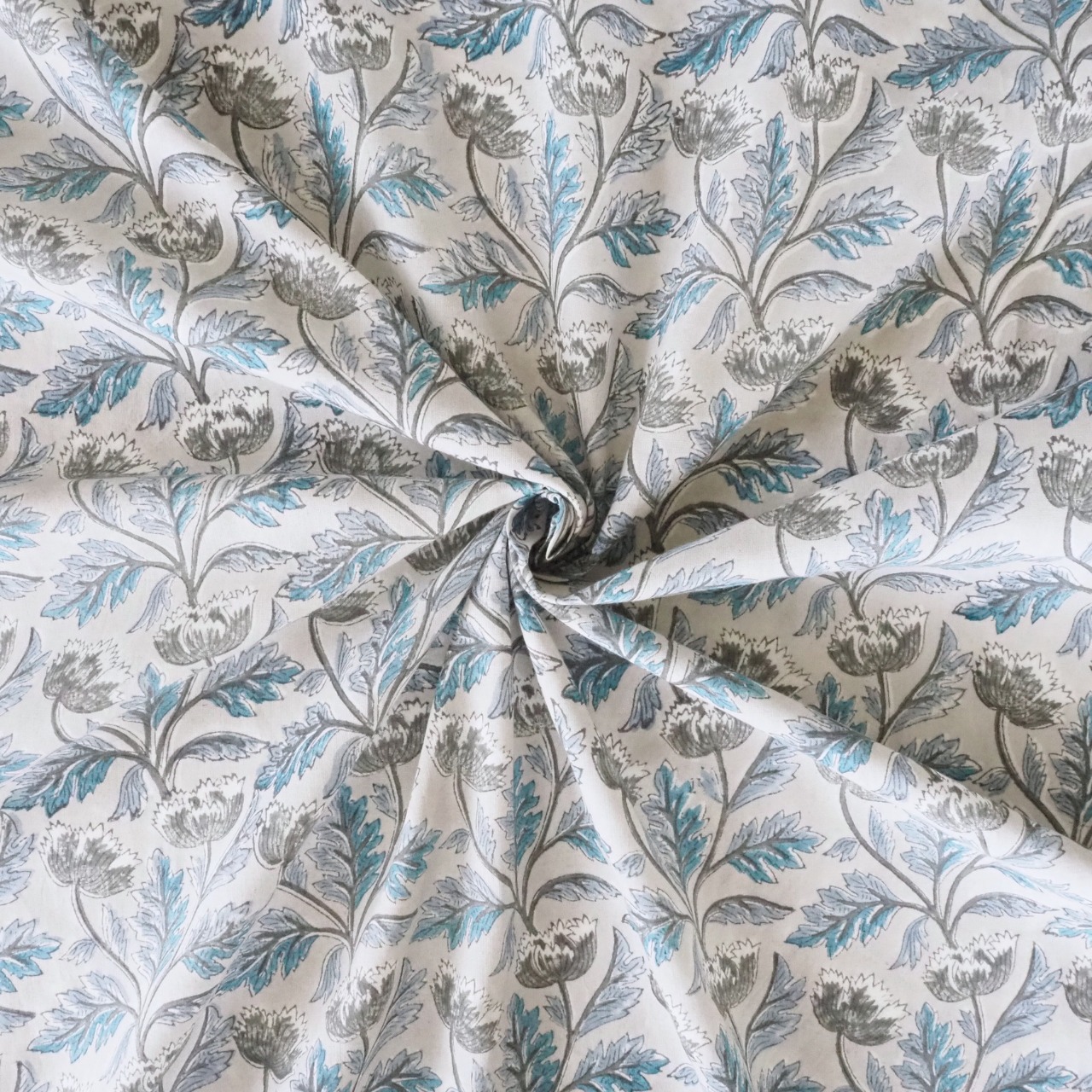 ブロックプリント生地【50cm単位】インド綿  片耳ボーダー付き 花柄 グレー×くすみブルー #20240-GR1