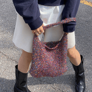 極彩色に輝くハンドバッグ