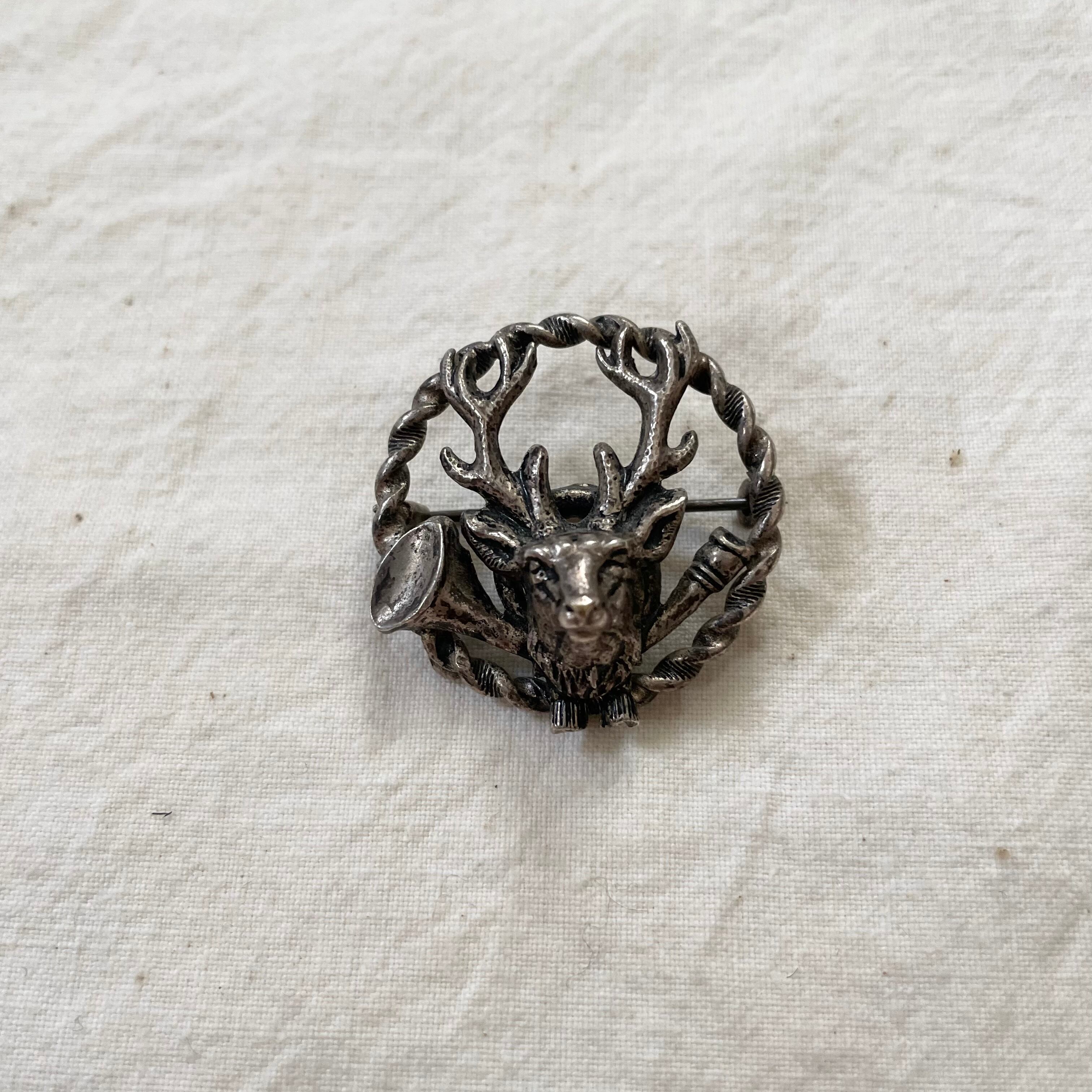 ラッパとトナカイのブローチ