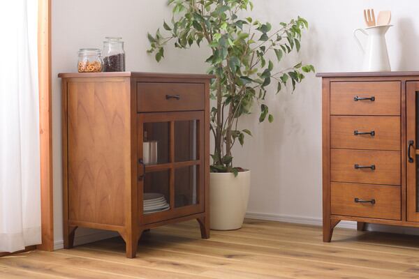 アンティーク　収納棚　小さなキャビネット　ナチュラル ミニチュアチェアー幅広タイプ アンティーク調とラタン調キャビネット