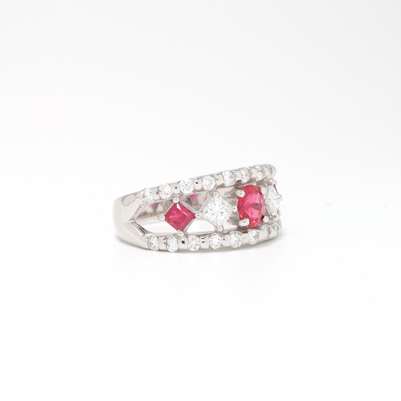 ルビー デザインリング K18(WG) / 0.690ct / DA 0.750ct