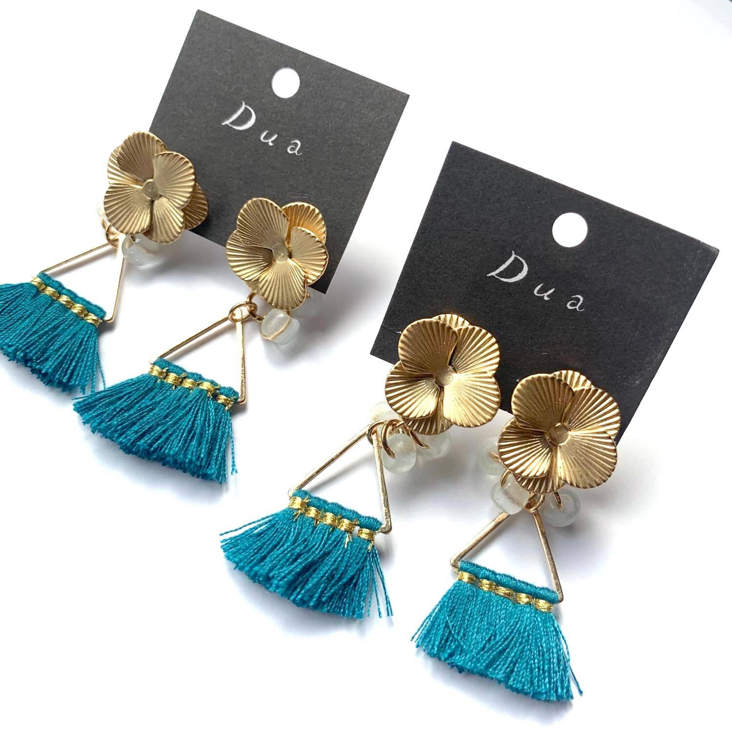 ゴールドお花トップと水色タッセル〈ピアス/イヤリング〉 | Dua