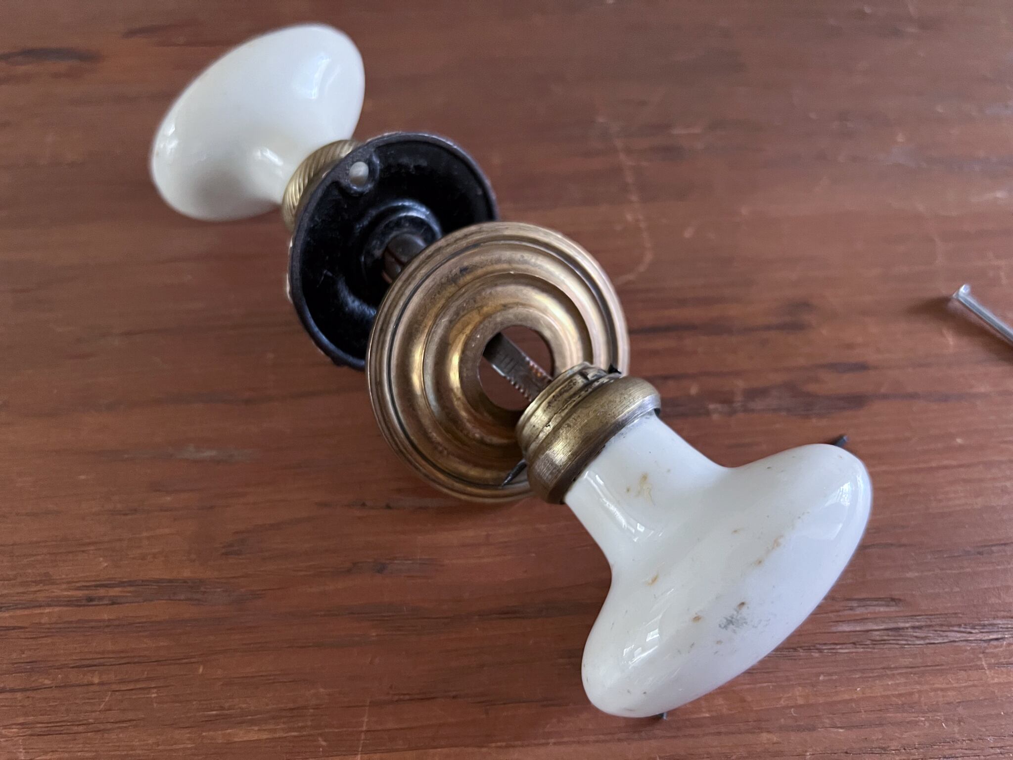 白の陶器製の楕円型ドアノブパーツ フレンチアンティーク