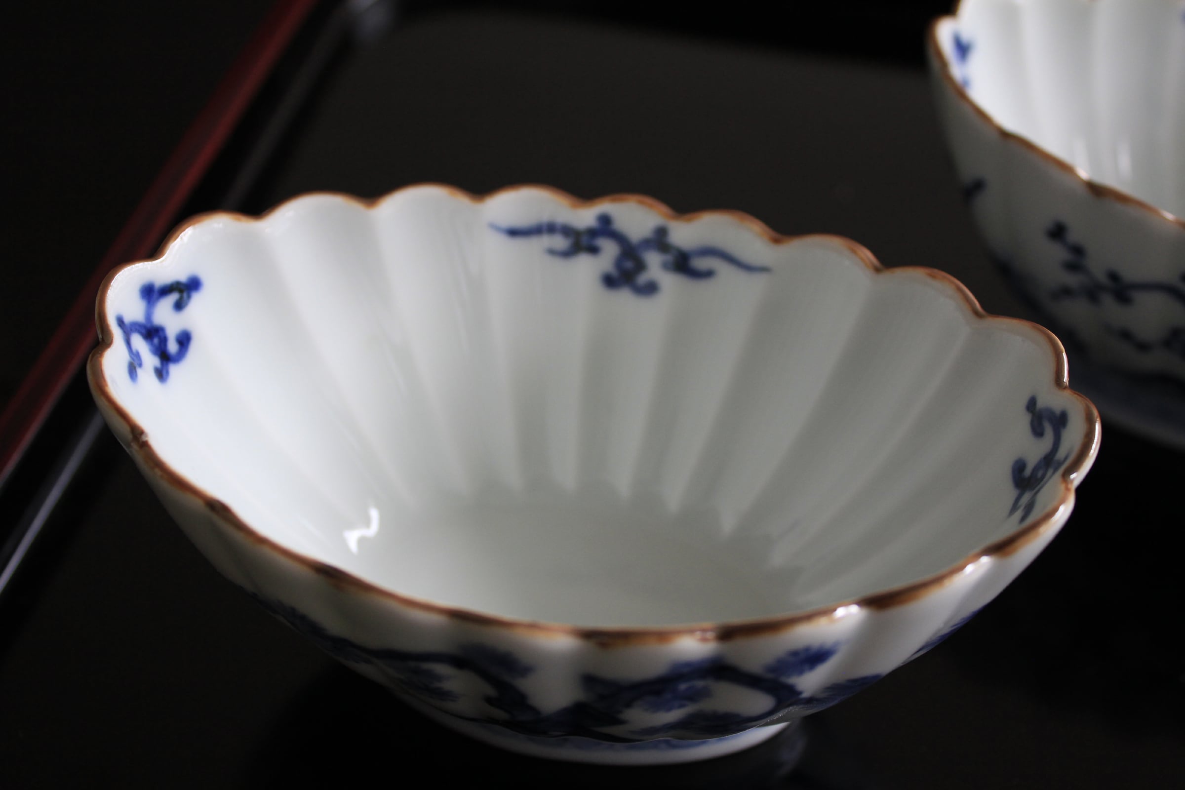 有田焼 古染渕錆松竹梅 菊割楕円小鉢 | 芦屋貴兆陶家 online shop