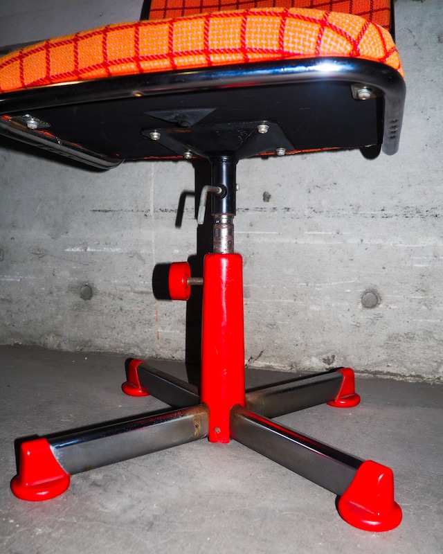 Height-adjustable check chair