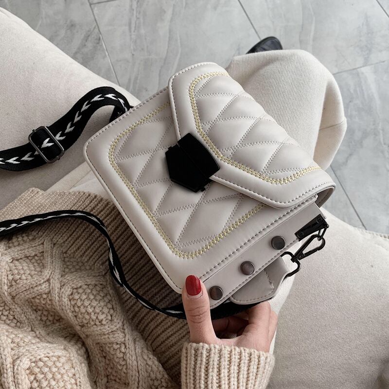 今年人気のスモールバッグレディース2020春夏ワイルドクロスボディバッグワイドショルダーストラップファッショナブルなレディースバッグの新トレンドバージョン 手作りハンドバック88353346995