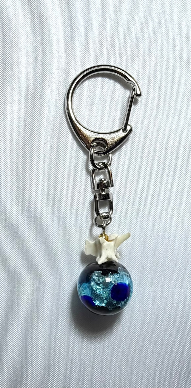 琉球ホタルガラス【蓄光】琉球ブルー16mm×ハブの背骨 キーホルダー