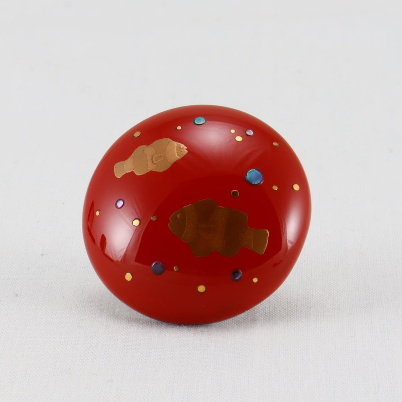 158-1 輪島塗 ピンアクセサリー／朱塗／魚蒔絵 | 輪島塗 加藤漆器店