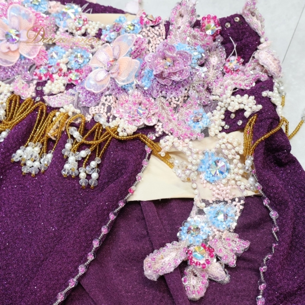 ベリーダンス オリエンタル 衣装 上下セット パープル系 トップス スカート チョーカー ラインストーン 花 紫 青 キラキラ スリット 豪華 装飾 華やか 鮮やか かわいい ステージ イベント ダンス衣装 フリンジ ピンク系 ブルー系 シルバー系
