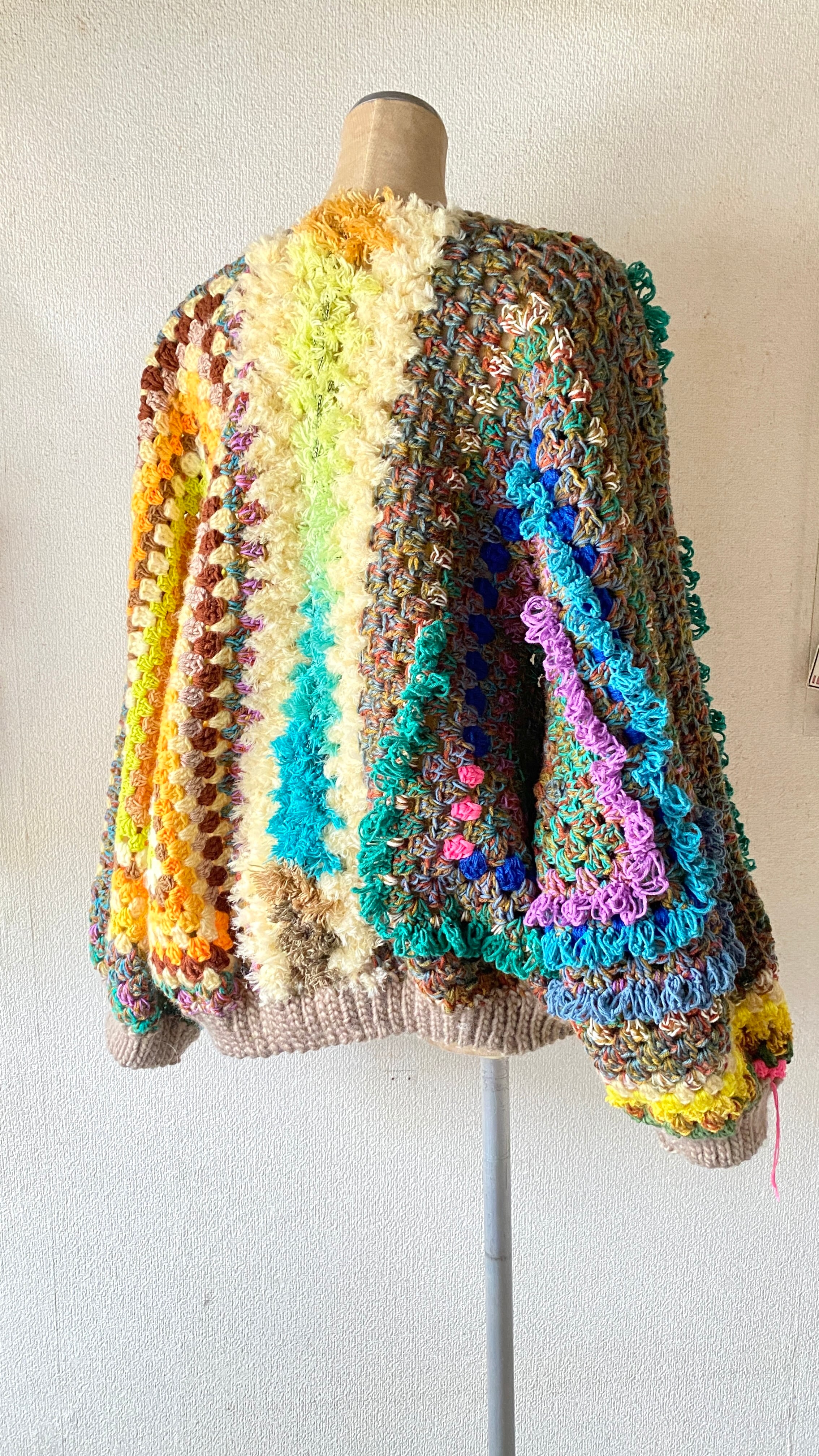 慈雨 センソユニコ 日本製 古着 カラフル ３Ｄ編み デザインニットカーディガン ⭐︎ A hand-knitted cardigan with a unique color scheme using a