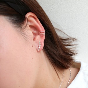 センターボリュームシルバービーズのイヤーカフ