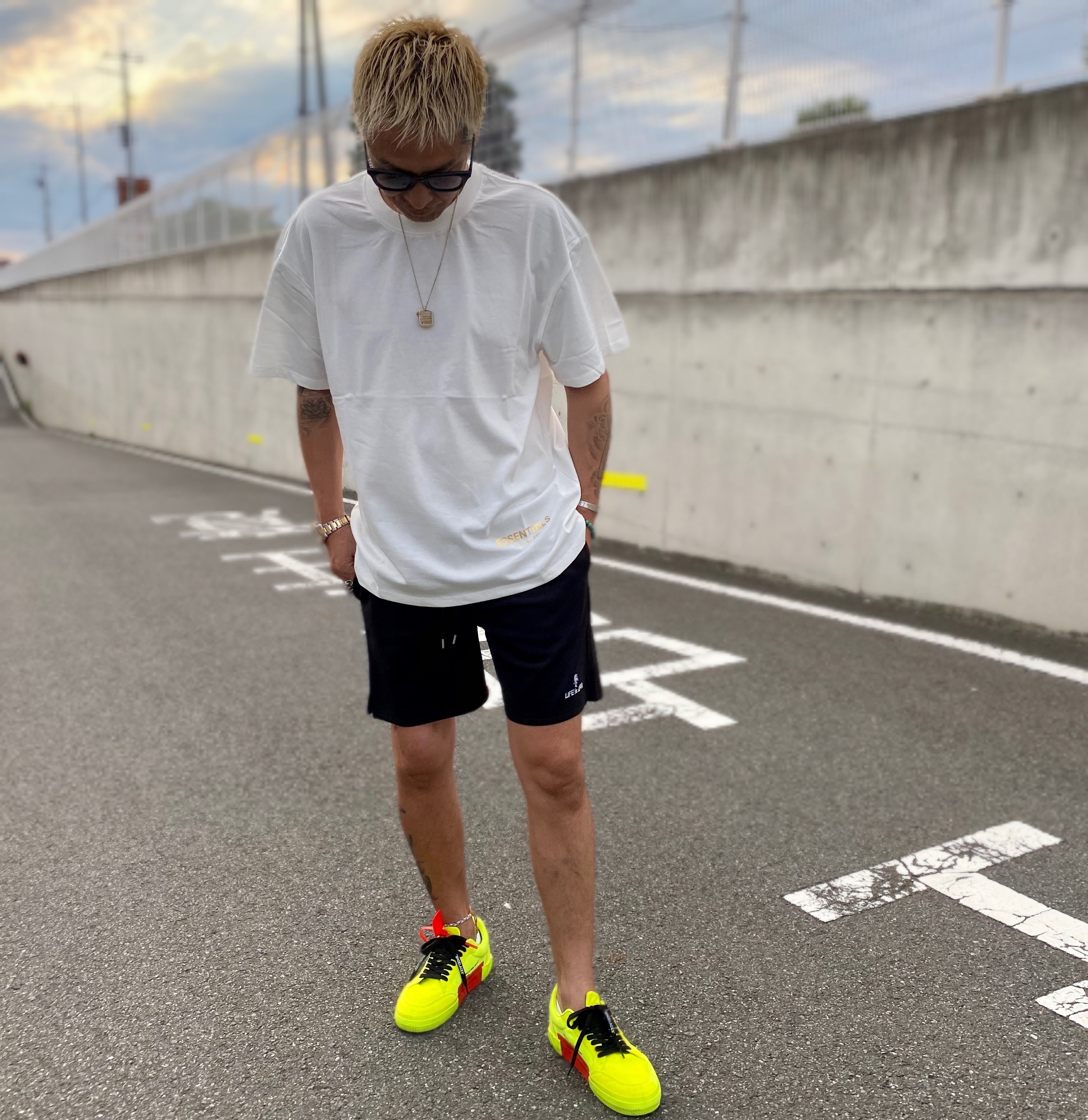 Long Beach限定ESSENTIALSエッセンシャルズゴールドロゴ半袖Tシャツ