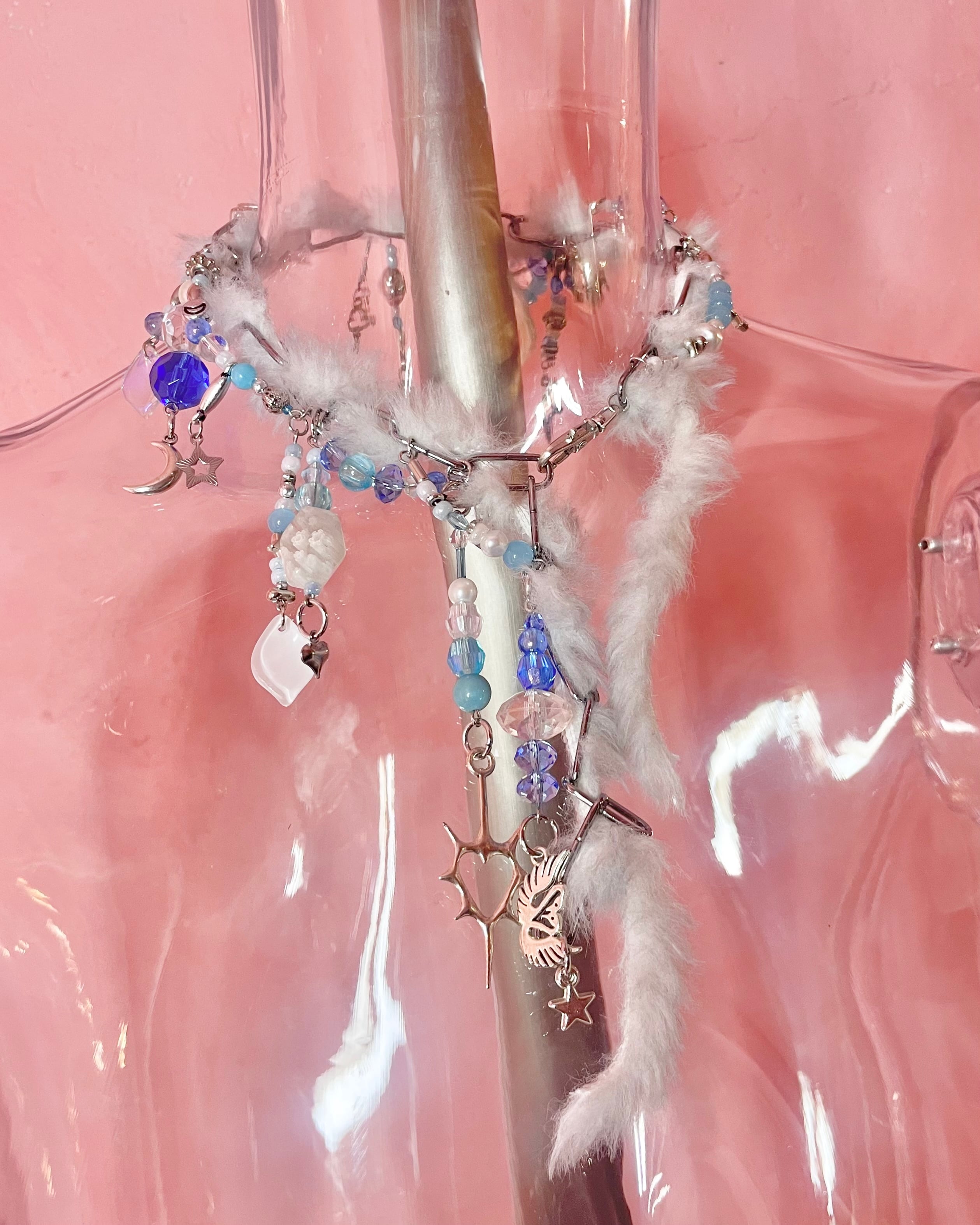 Chunky Charm Necklace 〈White fur/blue〉