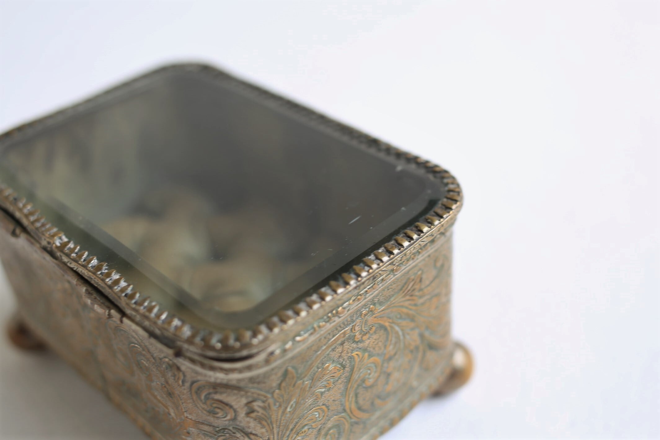 フランスアンティークジュエリーボックス　ジュエリーケース　真鍮中ふわ 宝箱型 ジュエリーケース 真鍮 フランス アンティーク 0501777