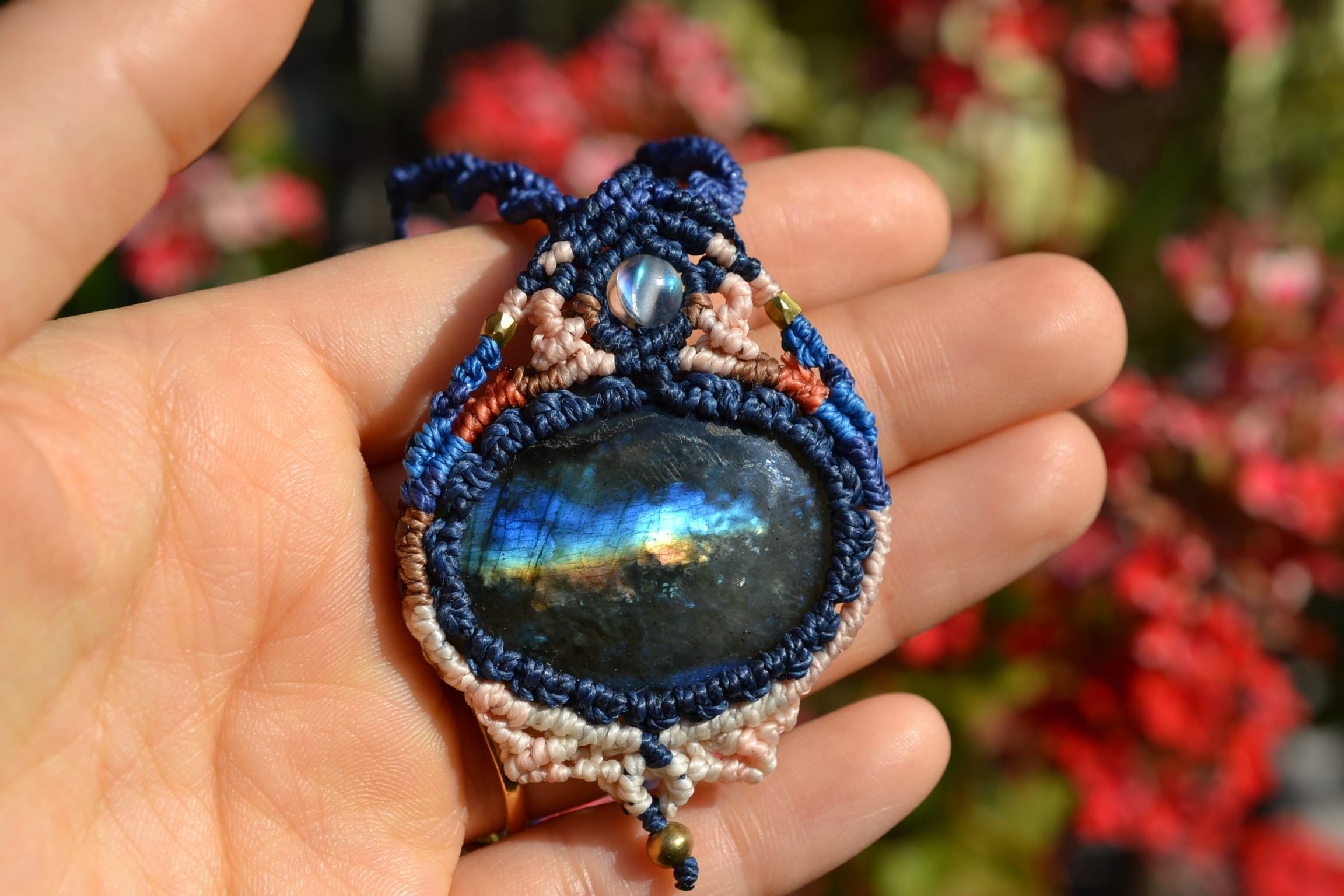 トリコロールカラー★ラブラドライトマクラメペンダント