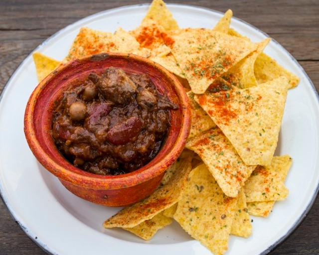 オーガニックビーンズのチリコンカンとオーガニックトルティーヤチップス　Organic Beans & Chili con Carne & Organic Tortilla Chips