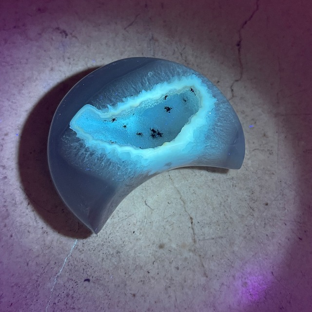 ブラジル産 アゲートムーン｜ドゥルージー入り・ブラックライトで反応する三日月