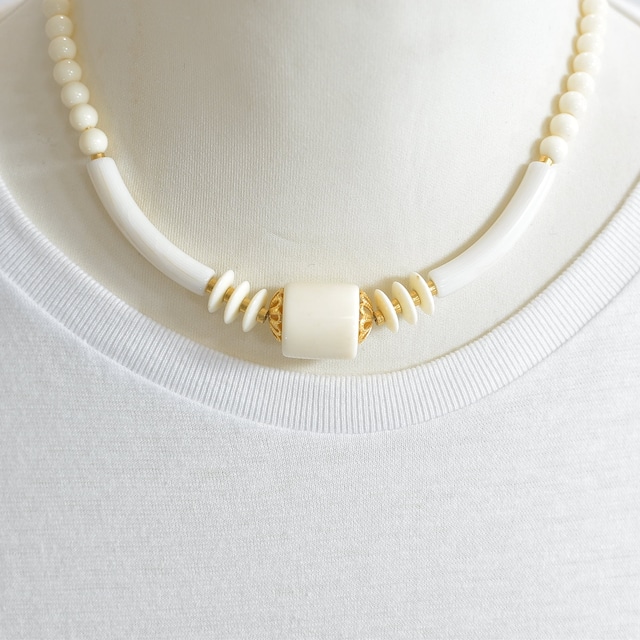 90s-00s Retro Necklace アイボリー 筒型 円盤 丸玉 ビーズ レトロ ネックレス ゴールドパーツ ビンテージ ヴィンテージ 古着 レディース