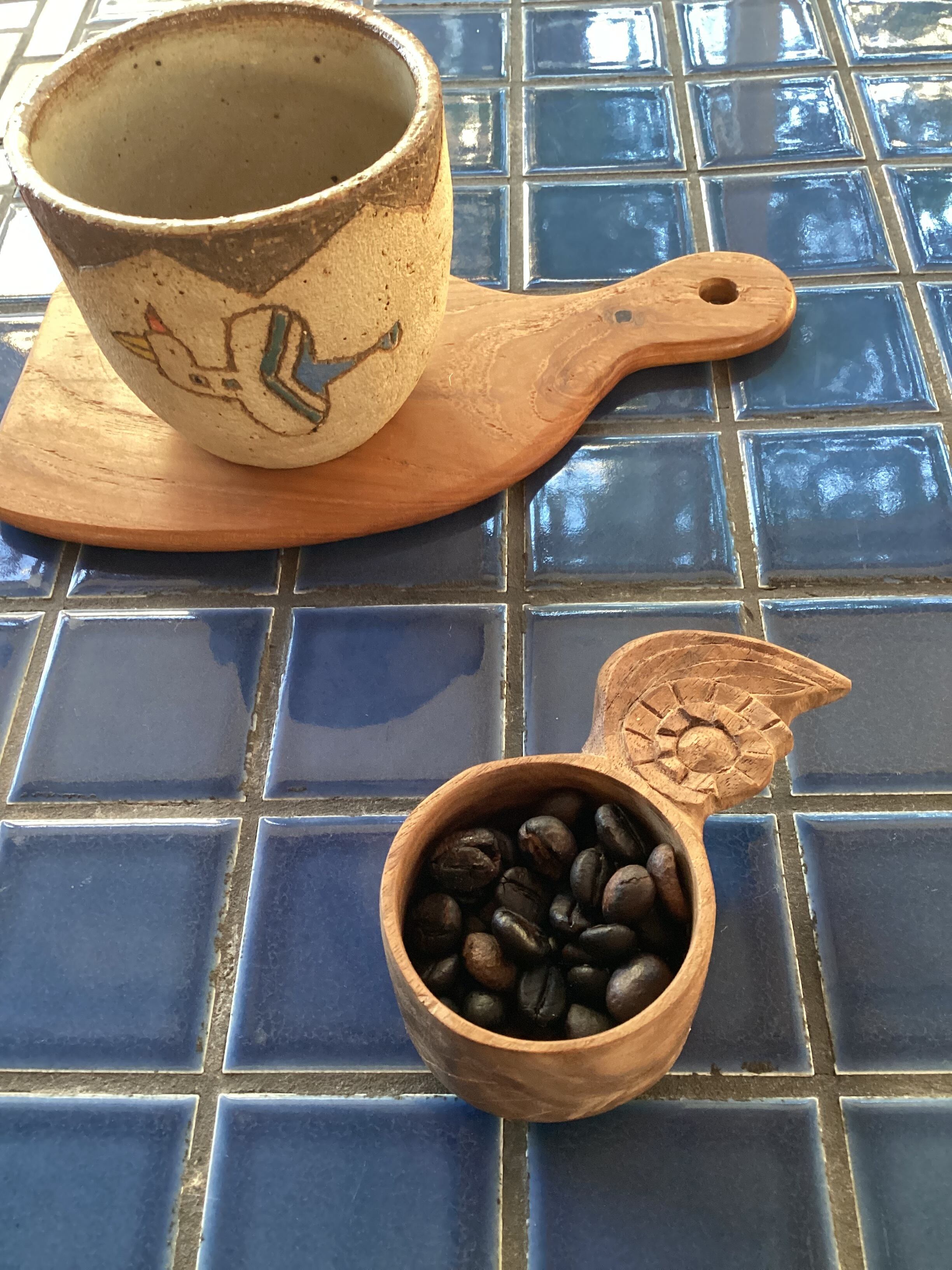 手彫りコーヒーメジャー:花と波